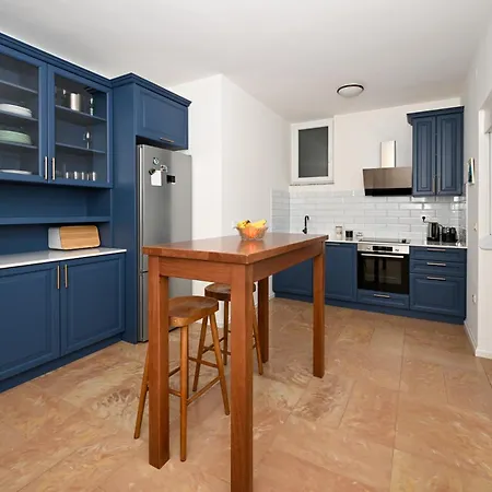 Kona Villa Tkon